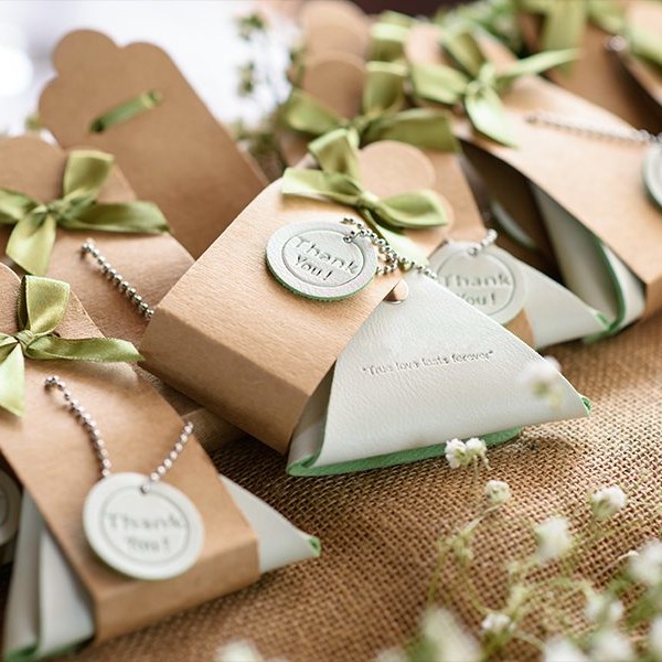 How Many Wedding Favors Do I Need for My Wedding?